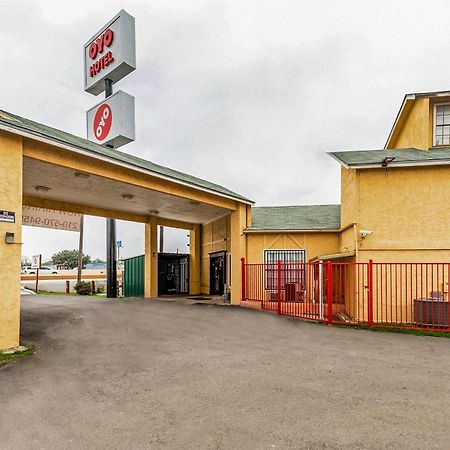 Oyo Hotel San Antonio Lackland Near Seaworld Exterior photo