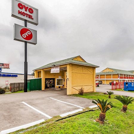 Oyo Hotel San Antonio Lackland Near Seaworld Exterior photo