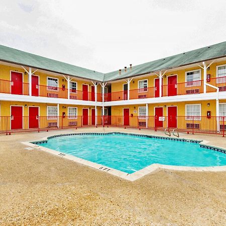 Oyo Hotel San Antonio Lackland Near Seaworld Exterior photo