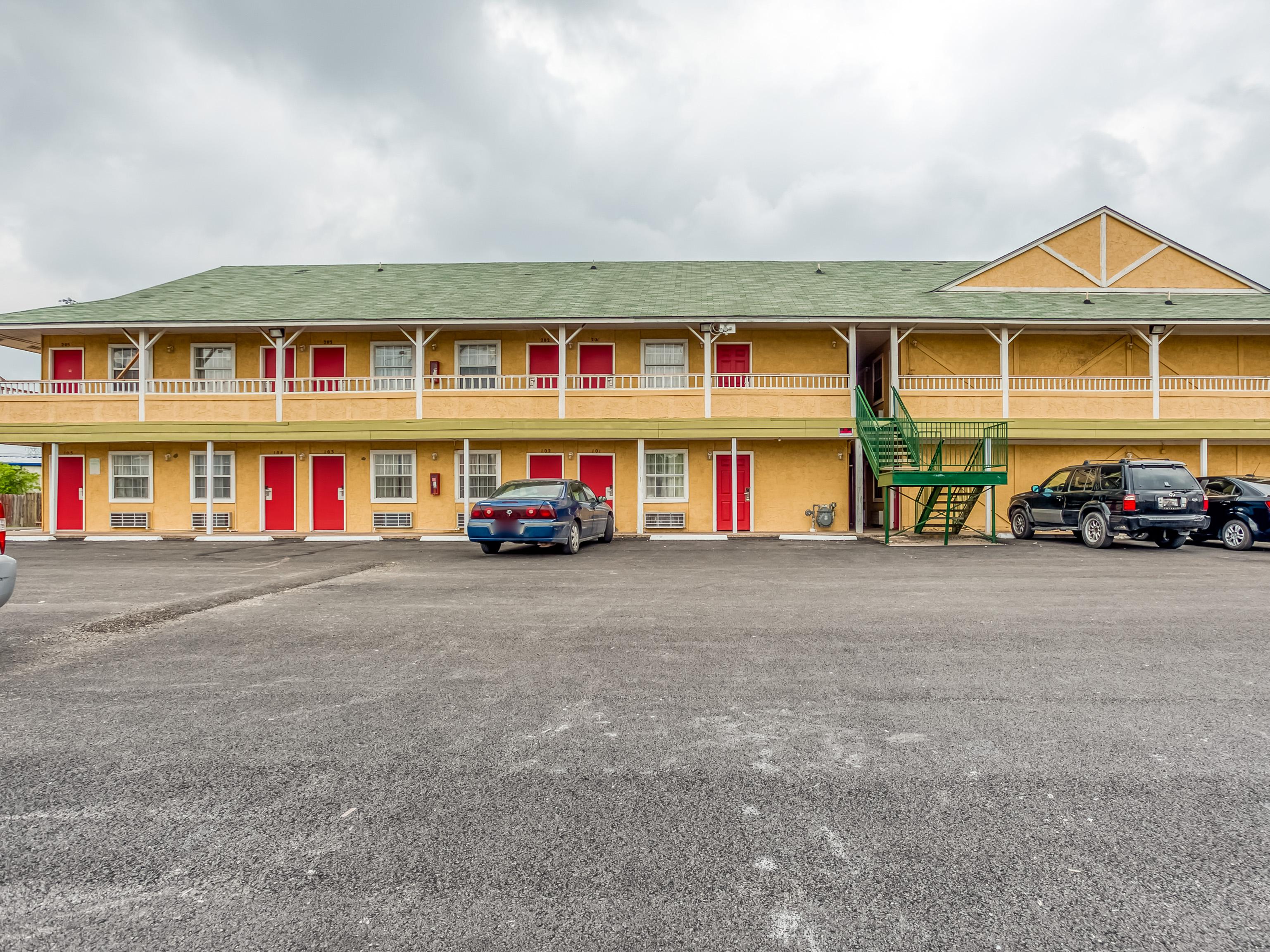 Oyo Hotel San Antonio Lackland Near Seaworld Exterior photo