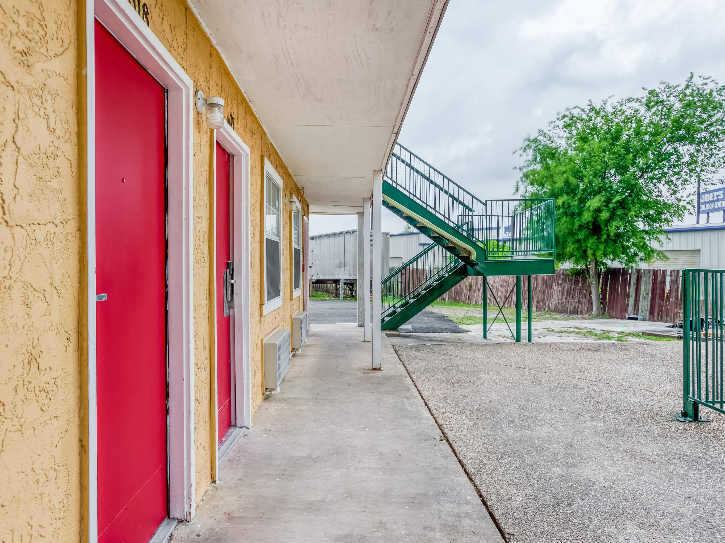 Oyo Hotel San Antonio Lackland Near Seaworld Exterior photo