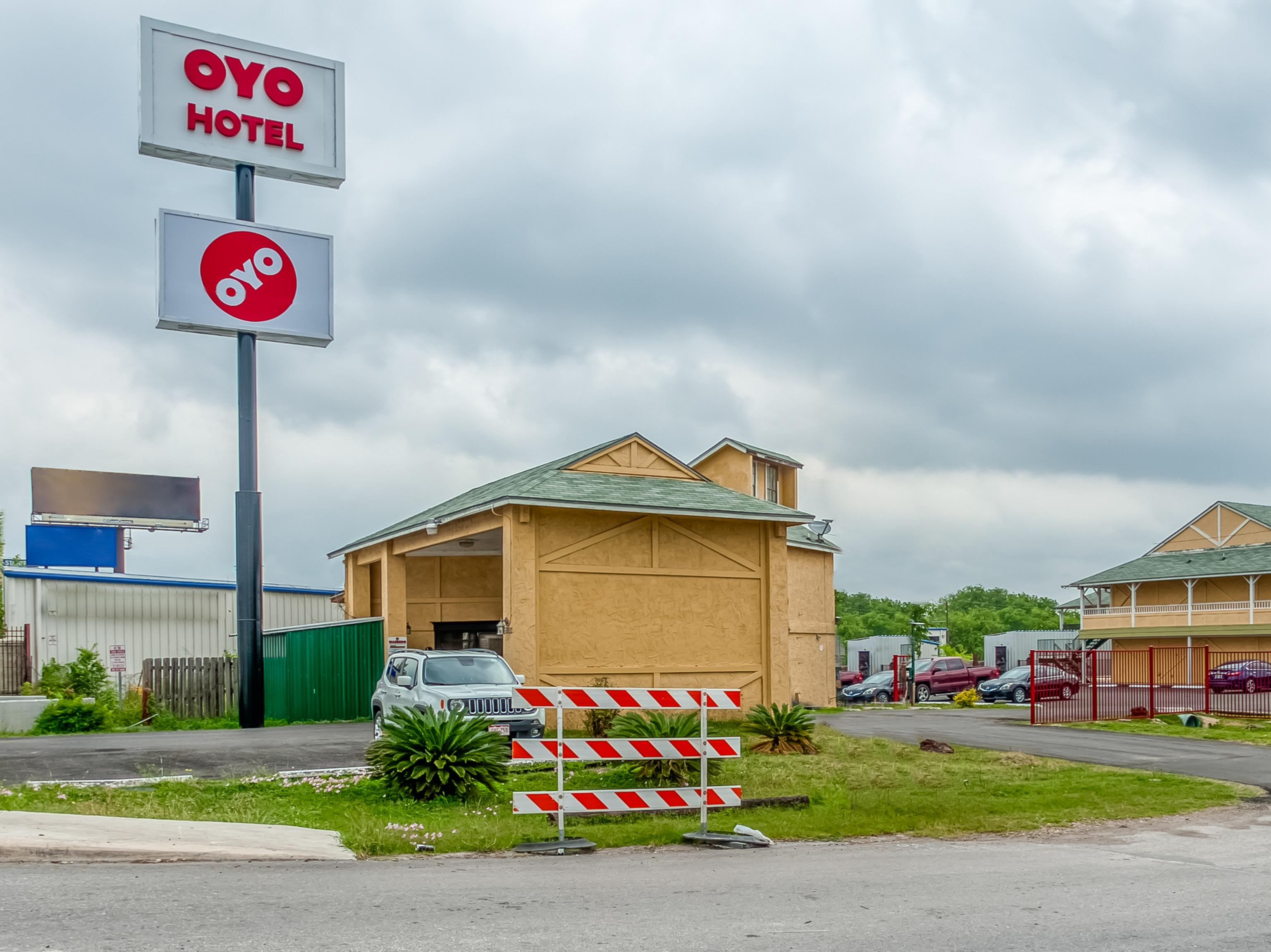 Oyo Hotel San Antonio Lackland Near Seaworld Exterior photo