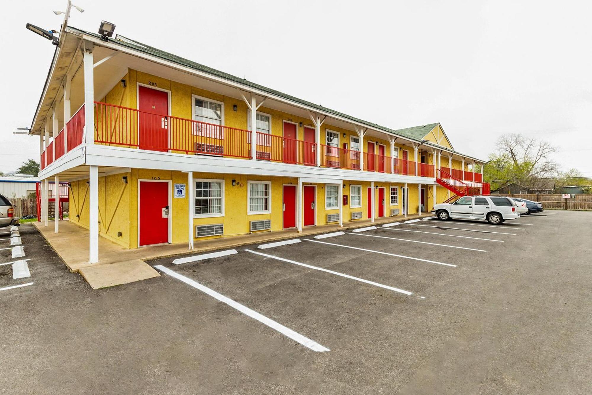 Oyo Hotel San Antonio Lackland Near Seaworld Exterior photo