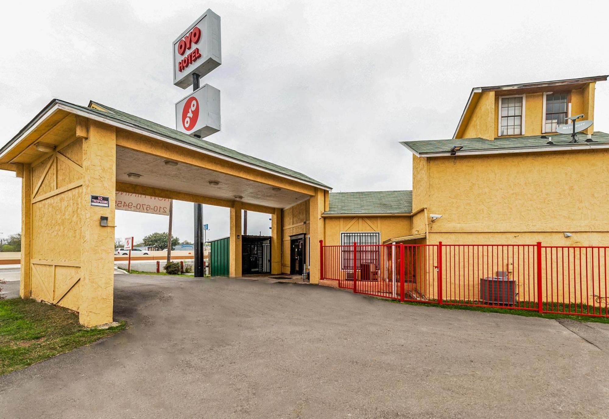 Oyo Hotel San Antonio Lackland Near Seaworld Exterior photo