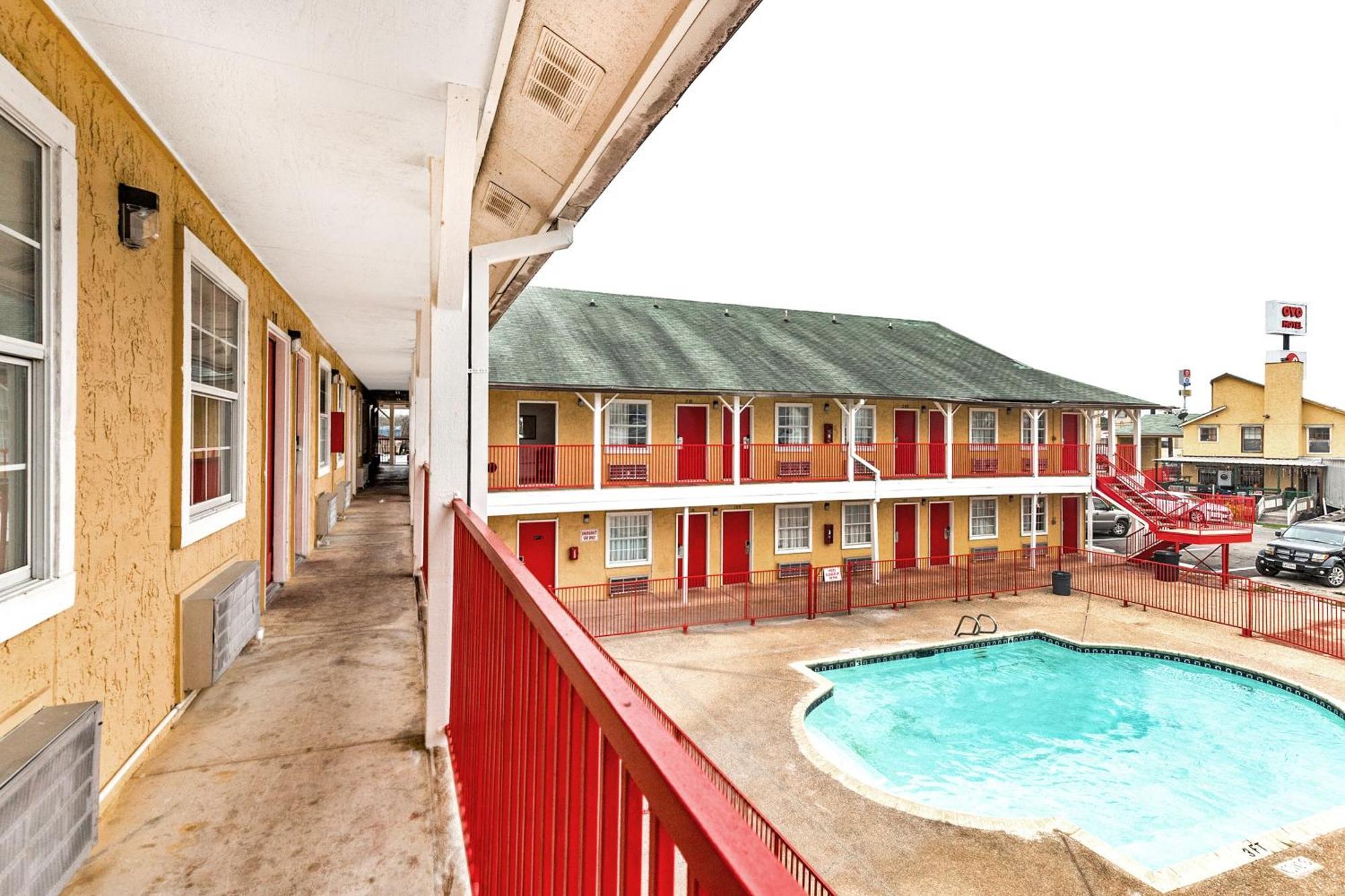 Oyo Hotel San Antonio Lackland Near Seaworld Exterior photo