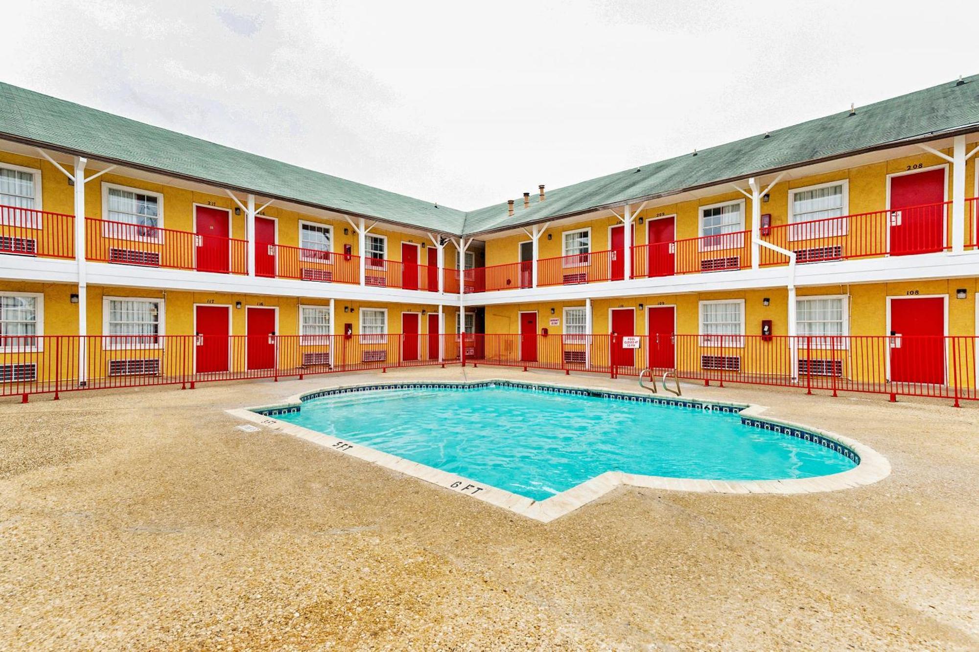 Oyo Hotel San Antonio Lackland Near Seaworld Exterior photo