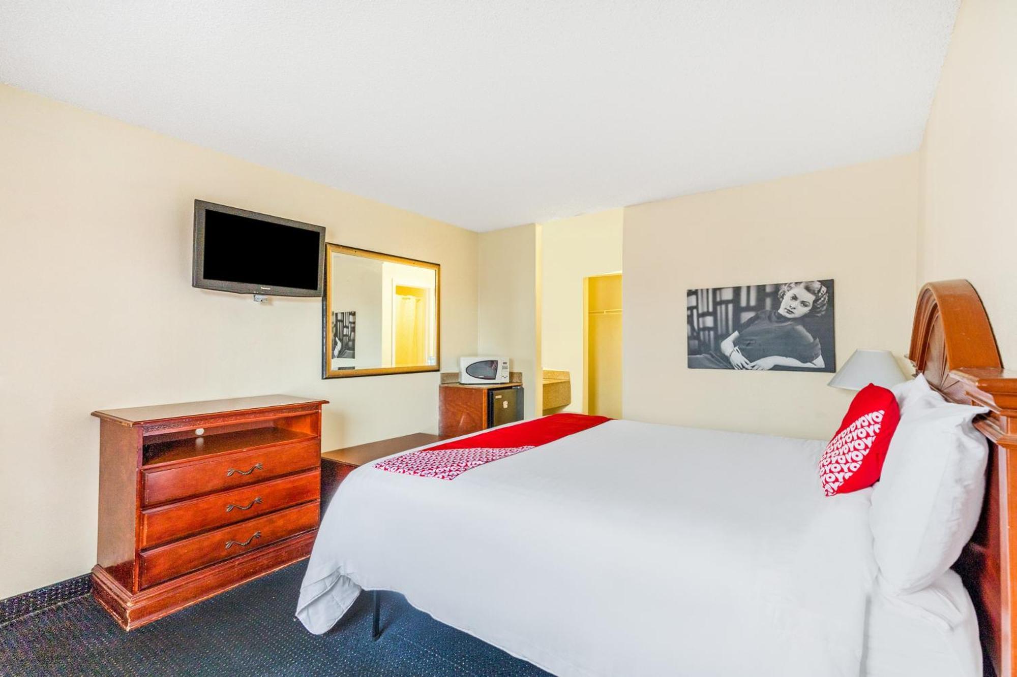 Oyo Hotel San Antonio Lackland Near Seaworld Exterior photo
