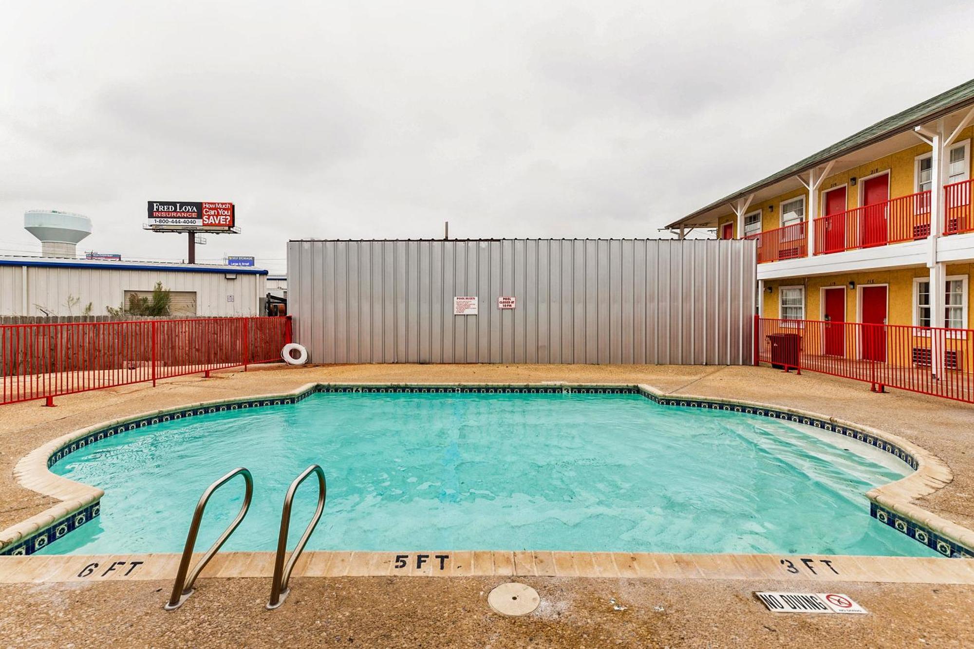 Oyo Hotel San Antonio Lackland Near Seaworld Exterior photo