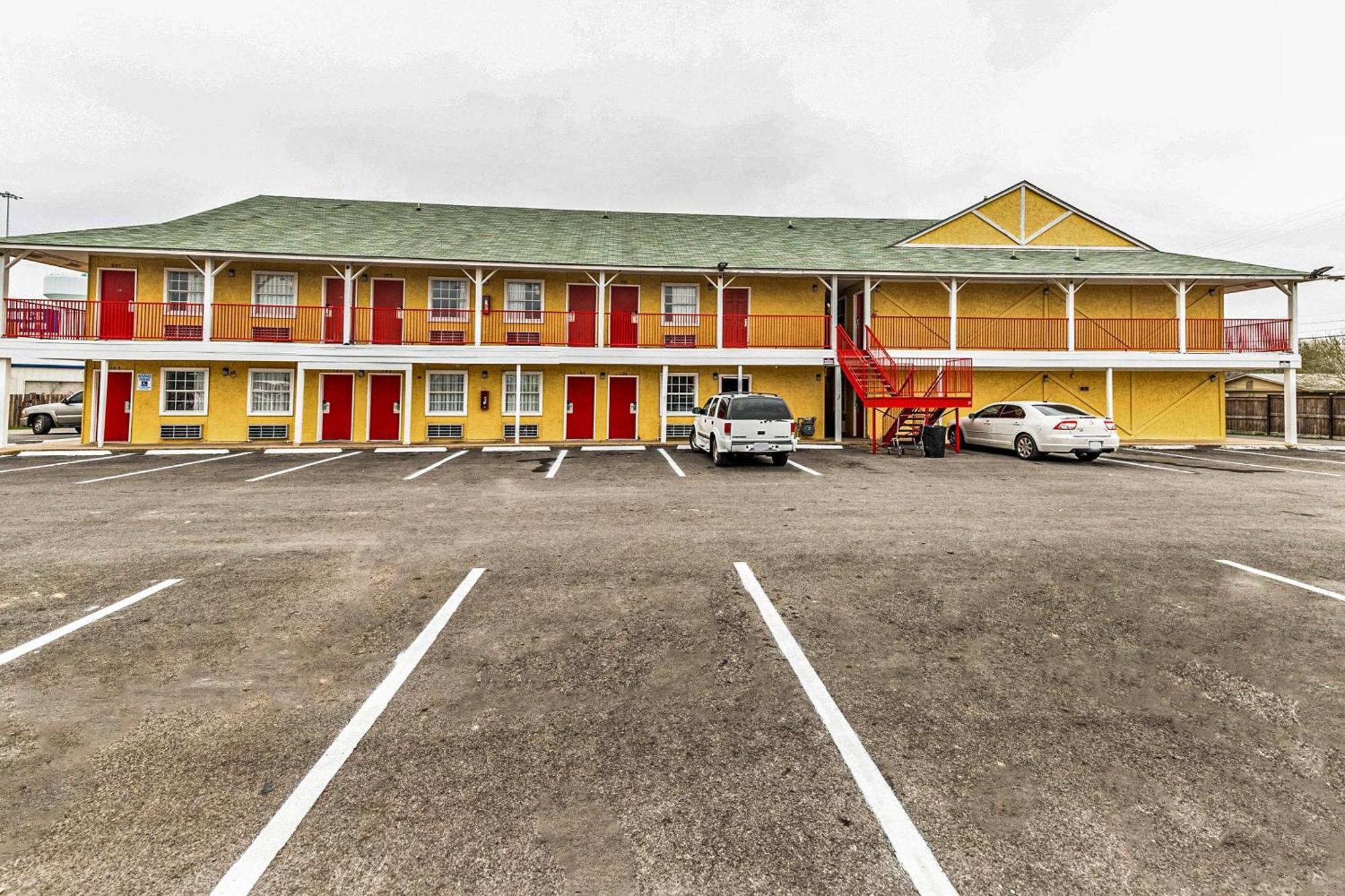Oyo Hotel San Antonio Lackland Near Seaworld Exterior photo