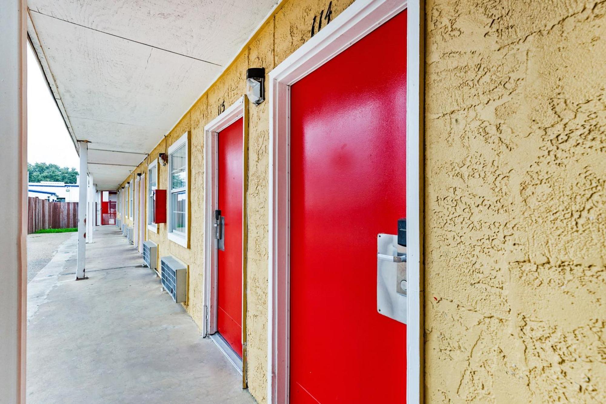 Oyo Hotel San Antonio Lackland Near Seaworld Exterior photo